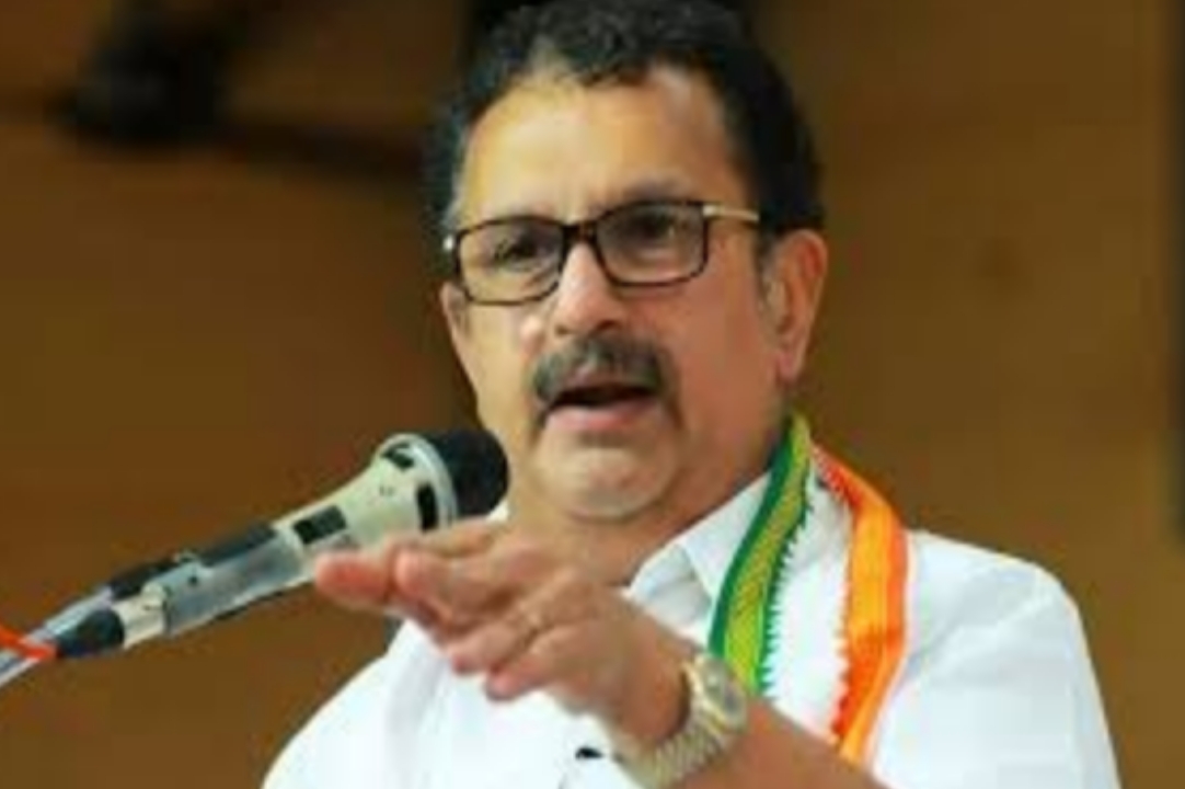 ഭിന്നാഭിപ്രായങ്ങൾ പാർട്ടിക്കുള്ളിൽ തന്നെ പറയണമെന്ന് തരൂർ; ജനം പരിഹസിച്ച് ചിരിക്കുന്ന സാഹചര്യമുണ്ടാക്കരുതെന്ന് മുരളീധരൻ