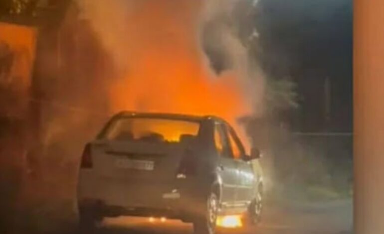 വടവുകോട് ബ്രഹ്‌മപുരം സമീപം കാറിന് തീപിടിത്തം; മൂവരും രക്ഷപ്പെട്ടു, സമീപ കാട്ടിലേക്കും തീ പടർന്നു