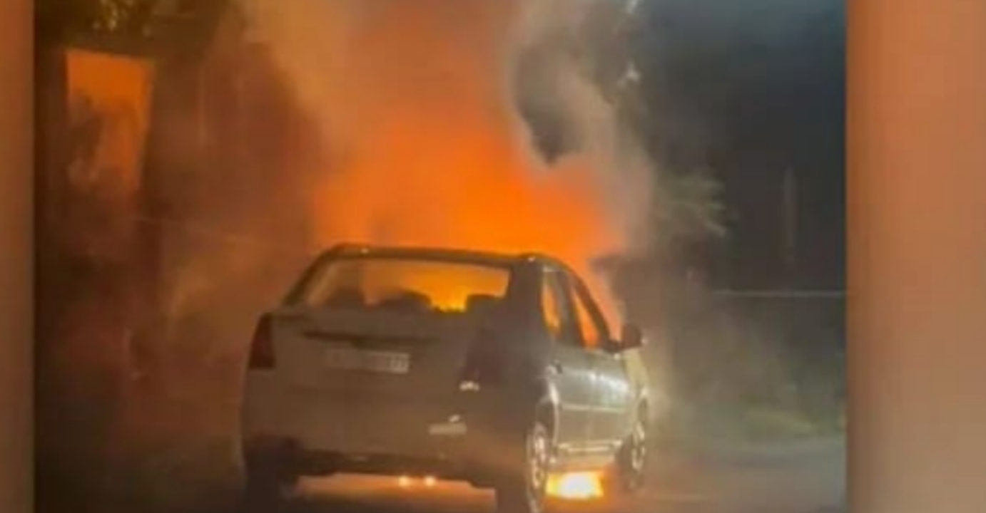 വടവുകോട് ബ്രഹ്‌മപുരം സമീപം കാറിന് തീപിടിത്തം; മൂവരും രക്ഷപ്പെട്ടു, സമീപ കാട്ടിലേക്കും തീ പടർന്നു