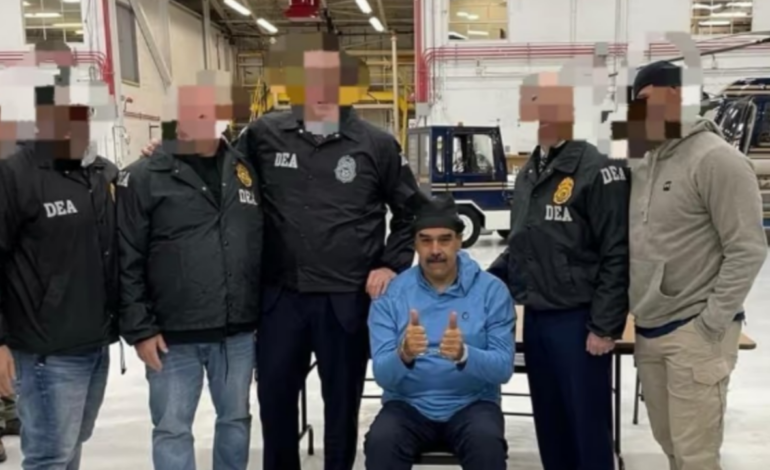 വെനിസ്വേലന്‍ പ്രസിഡന്റ് നിക്കോളാസ് മഡുറോയെയും ഭാര്യ സിലിയ ഫ്ലോറസിനെയും തിങ്കളാഴ്ച ന്യൂയോര്‍ക്ക് ഫെഡറല്‍ കോടതിയില്‍ ഹാജരാക്കി