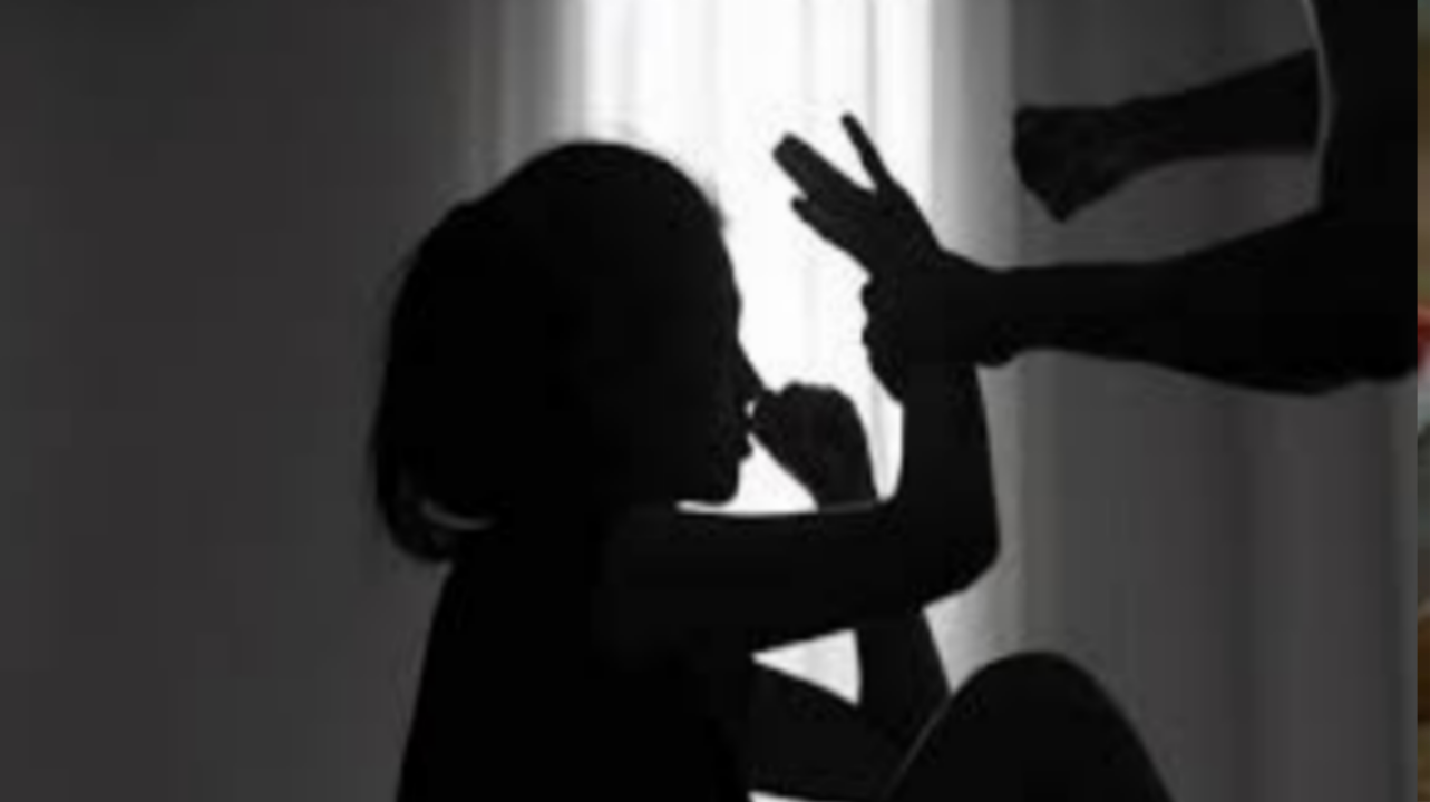 ഓടുന്ന കാറില്‍ പതിനാലുകാരിയെ എസ്‌ഐയും യൂട്യൂബറും ചേര്‍ന്ന് കൂട്ടബലാത്സംഗം ചെയ്തു