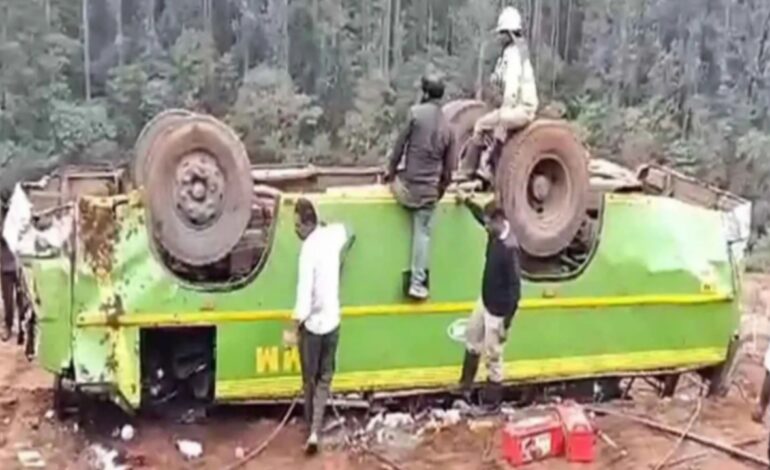 ഊട്ടിയിൽ സ്വകാര്യ ബസ് 100 അടി താഴ്ചയിലേക്ക് മറിഞ്ഞു; 36 പേർക്ക് പരിക്ക്, ഒരാളുടെ നില ഗുരുതരം