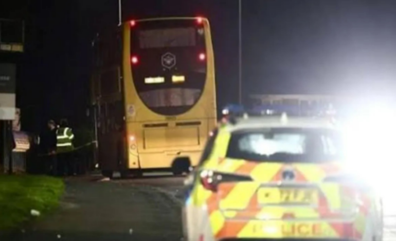 ഡബിൾ ഡെക്കർ സ്‌കൂൾ ബസിൽ നിന്ന് മൂന്ന് കുട്ടികൾ താഴെ വീണു