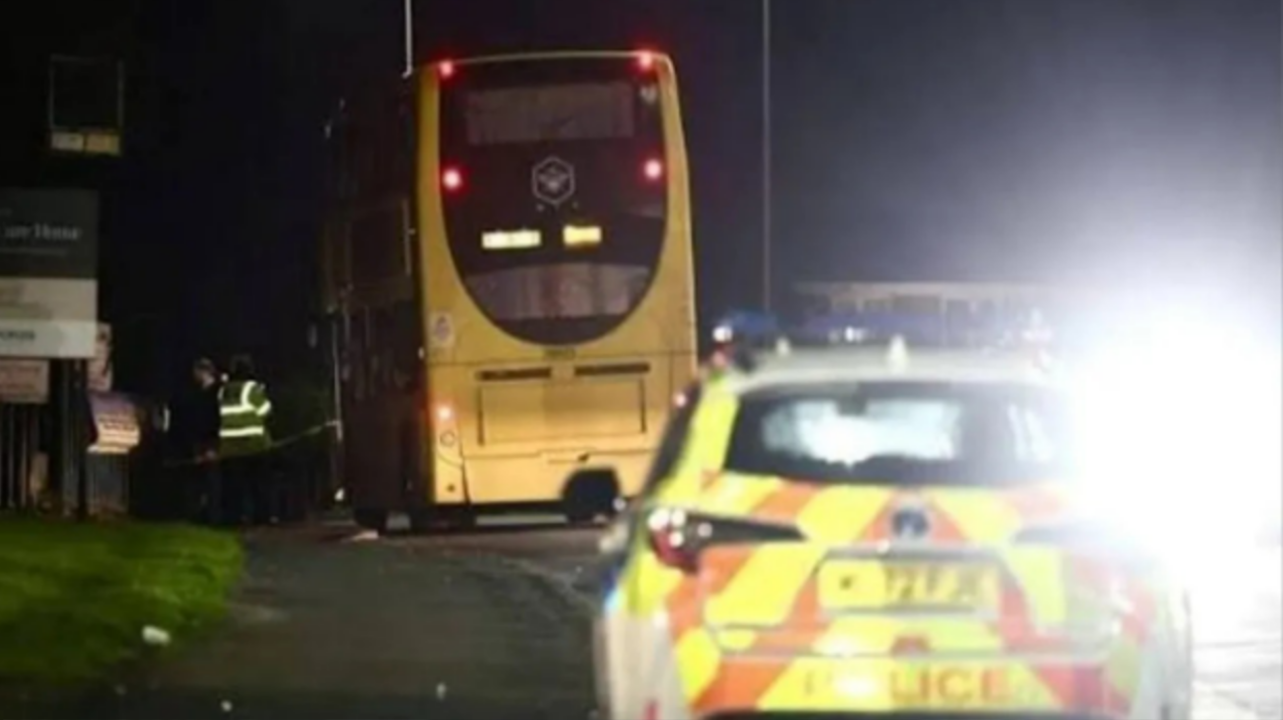 ഡബിൾ ഡെക്കർ സ്‌കൂൾ ബസിൽ നിന്ന് മൂന്ന് കുട്ടികൾ താഴെ വീണു