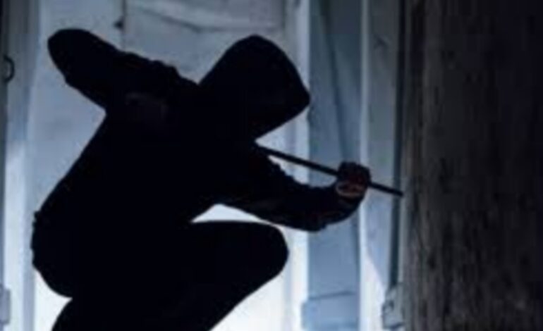 പള്ളിയിൽ നേര്‍ച്ചയ്ക്ക് പോയ സമയം വീടുകളില്‍ വ്യാപക മോഷണം; ഏഴ് പവന്‍ സ്വര്‍ണ്ണവും 7.5 ലക്ഷം രൂപയും കവര്‍ന്നു