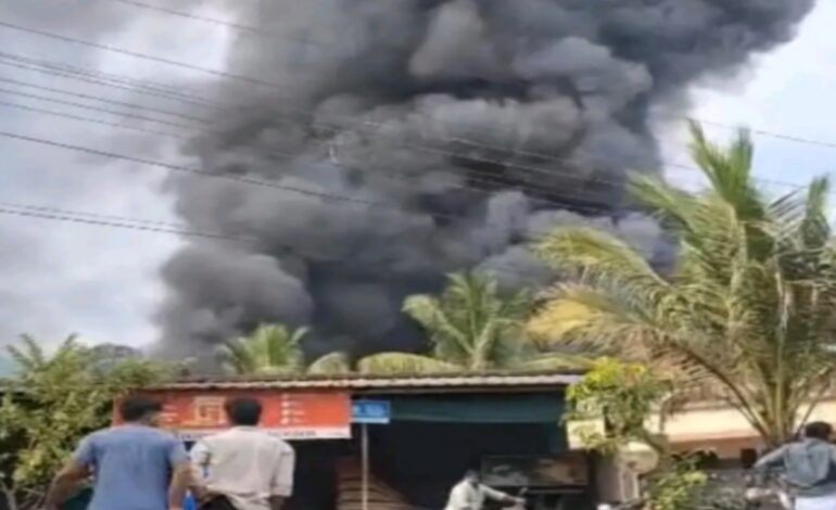 കീഴിശ്ശേരിയിൽ കാറ്ററിംഗ് സ്ഥാപനത്തിന് തീപിടിച്ചു; ലക്ഷങ്ങളുടെ നാശനഷ്ടം, സ്ഥാപനം പൂർണ്ണമായും കത്തിയമർന്നു