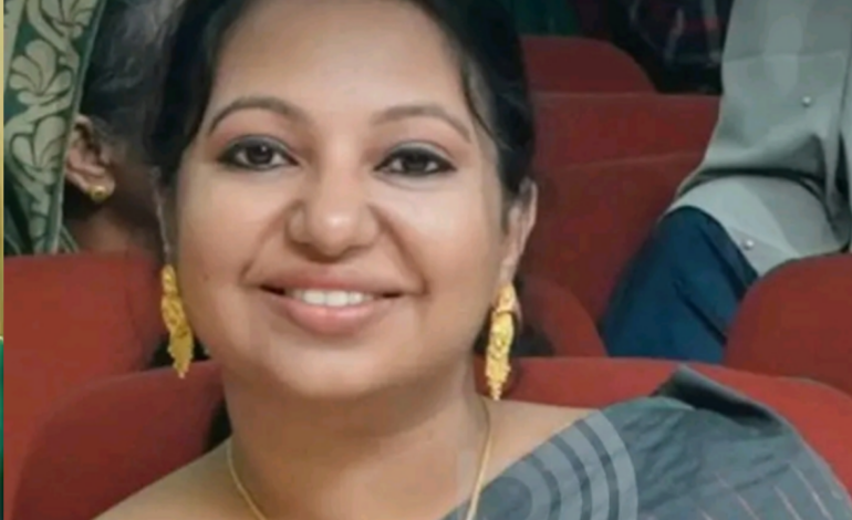 റോഡരികിലെ മെറ്റലിൽ കയറി ബൈക്ക് നിയന്ത്രണം വിട്ടു; ലോറിയുടെ പിൻചക്രം കയറി കെഎസ്എഫ്ഇ ഉദ്യോഗസ്ഥയ്ക്ക് ദാരുണാന്ത്യം