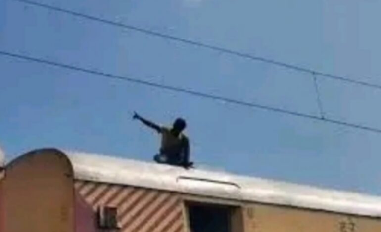 തൃശൂരിൽ ഓടിക്കൊണ്ടിരിക്കുന്ന ട്രെയിനിന് മുകളിൽ യുവാവിൻ്റെ അഭ്യാസ പ്രകടനം