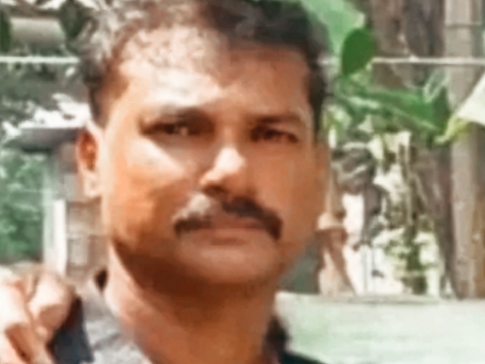 നിർത്തിയിട്ടിരുന്ന വണ്ടി ഉരുണ്ട് വന്ന് ദേഹത്ത് വീണു : യുവാവിന്  ദാരുണാന്ത്യം