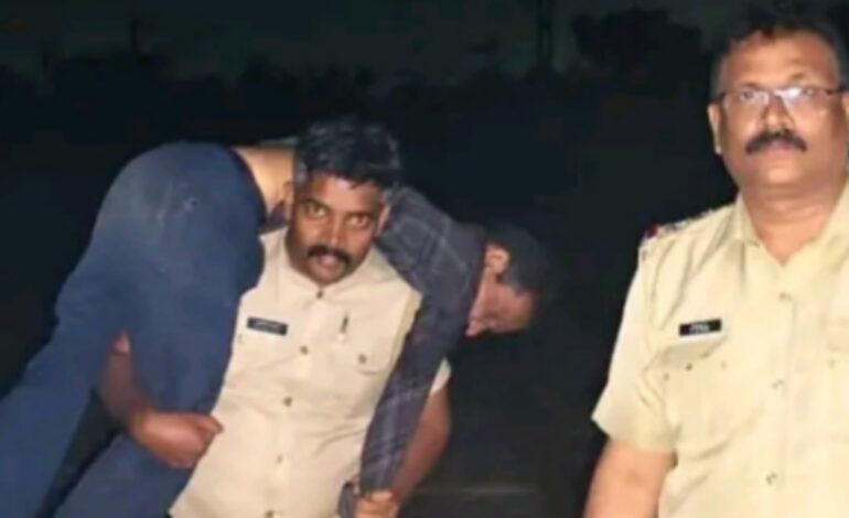 റെയിൽവേ ട്രാക്കിൽ മരണം കാത്തു കിടന്ന മധ്യവയസ്കനെ ജീവിതത്തിലേക്ക് വലിച്ചു കയറ്റി തൃശ്ശൂർ റൂറൽ പോലീസ്