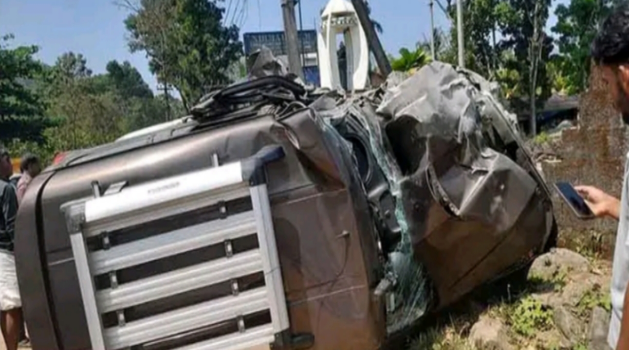 നിയന്ത്രണംവിട്ട കാർ മതിലിലിടിച്ച് മറിഞ്ഞു:ഡ്രൈവർക്ക് പരുക്ക്