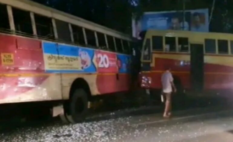 നെയ്യാറ്റിൻകരയിൽ കെ എസ് ആർ ടി സി ബസുകൾ തമ്മിൽ കൂട്ടിയിടിച്ചു; ഡ്രൈവർമാർക്ക് പരുക്ക്