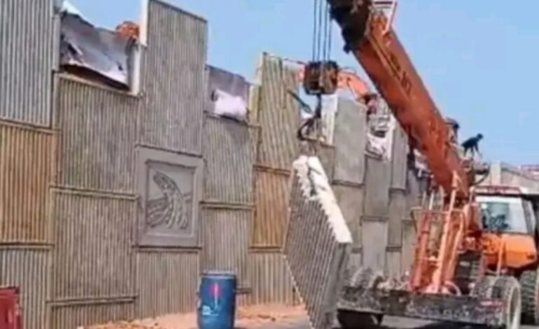 ചാലക്കുടിയിൽ മേൽപ്പാല നിർമാണത്തിനിടെ സ്ലാബ് സർവീസ് റോഡിലേയ്ക്ക് വീണു