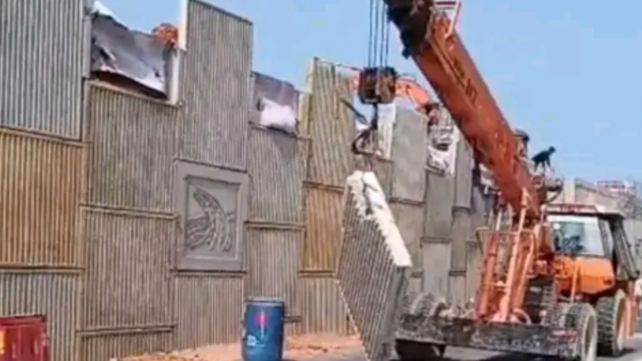 ചാലക്കുടിയിൽ മേൽപ്പാല നിർമാണത്തിനിടെ സ്ലാബ് സർവീസ് റോഡിലേയ്ക്ക് വീണു