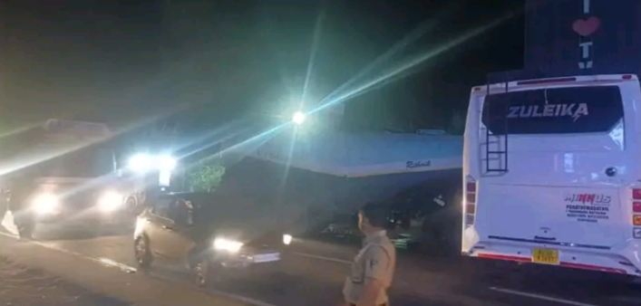 തിരുവല്ലയിൽ ബസും ലോറിയും കൂട്ടിയിടിച്ച് അപകടം:നാലുപേരുടെ നില ഗുരുതരം