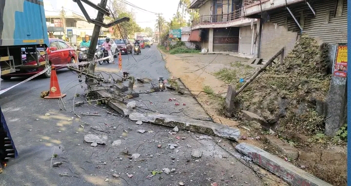 ഡ്രൈവർ ഉറങ്ങിപ്പോയി: സവാള ലോഡുമായി പോയിരുന്ന ലോറി ഇലക്ട്രിസിറ്റി പോസ്‌റ്റ് ഇടിച്ചു തകർത്തു