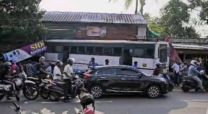 തിരുവനന്തപുര‌ത്ത്  ബസ് കടയിലേക്ക് ഇടിച്ചു കയറി; ഒരു മരണം: നിരവധി പേർക്ക് പരുക്ക്