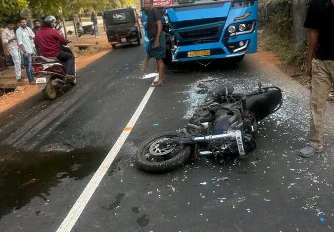 മലപ്പുറത്ത് ബസ്സും ബൈക്കും കൂട്ടിയിടിച്ച് യുവാവിന് പരിക്ക്