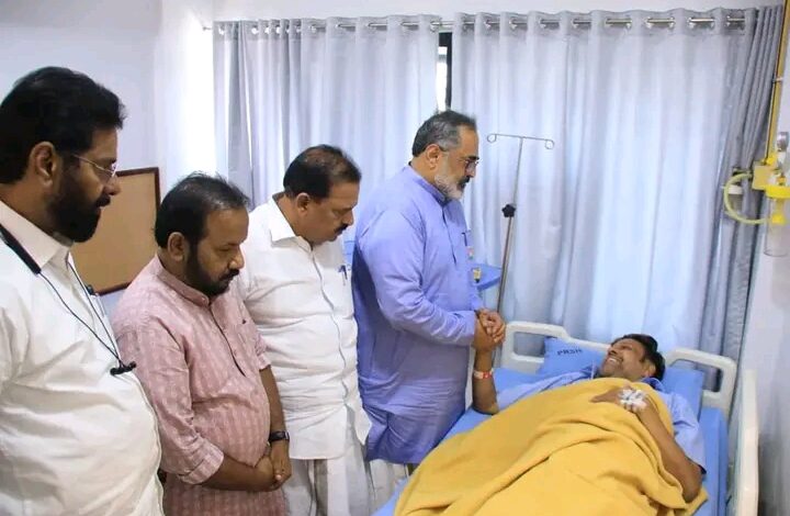 തന്ത്രിയെ ആശുപത്രിയിൽ നേരിട്ടത്തി സന്ദർശിച്ച് രാജീവ് ചന്ദ്രശേഖർ