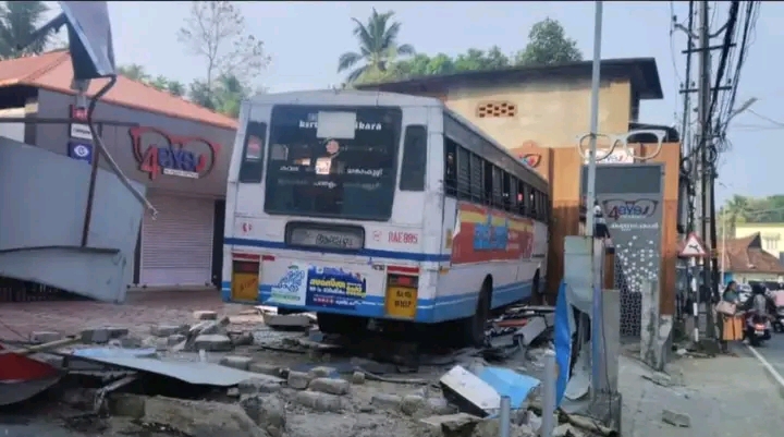 ഹൃദയാഘാതം :മാവേലിക്കരയിൽ കെഎസ്ആർടിസി ഡ്രൈവർ കുഴഞ്ഞ് വീണ് മരിച്ചു:  നിയന്ത്രണംവിട്ട ബസ് കടയിലേക്ക് ഇടിച്ചു കയറി