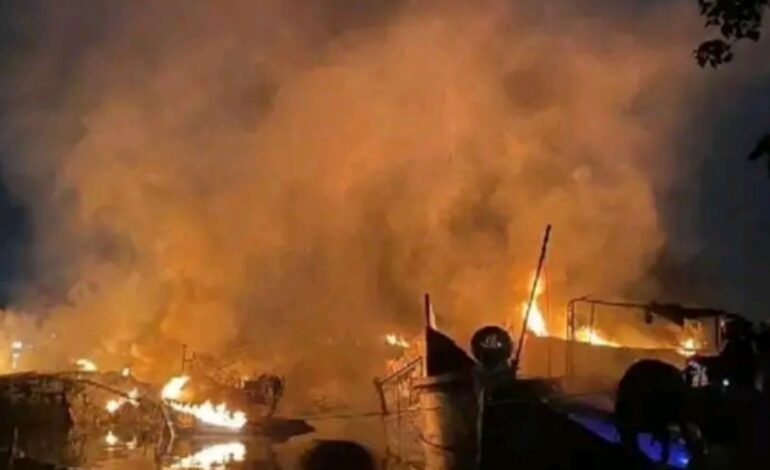 കൊല്ലത്ത് മത്സ്യബന്ധന ബോട്ടുകളില്‍ വന്‍ അഗ്നിബാധ:ഒൻപത് ബോട്ടുകൾ കത്തി നശിച്ചു