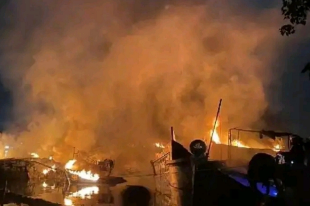 കൊല്ലത്ത് മത്സ്യബന്ധന ബോട്ടുകളില്‍ വന്‍ അഗ്നിബാധ:ഒൻപത് ബോട്ടുകൾ കത്തി നശിച്ചു