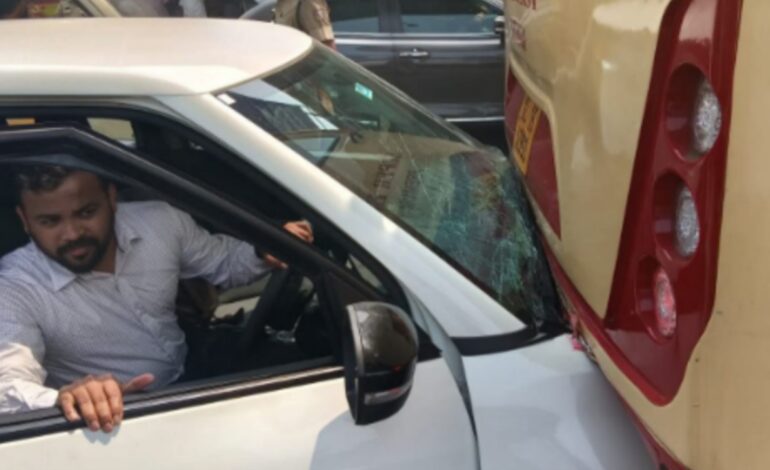 ആലുവ ദേശീയ പാതയിൽ കെ.എസ്.ആർ.ടി.സി. ബസ്സും കാറും കൂട്ടിയിടിച്ചു