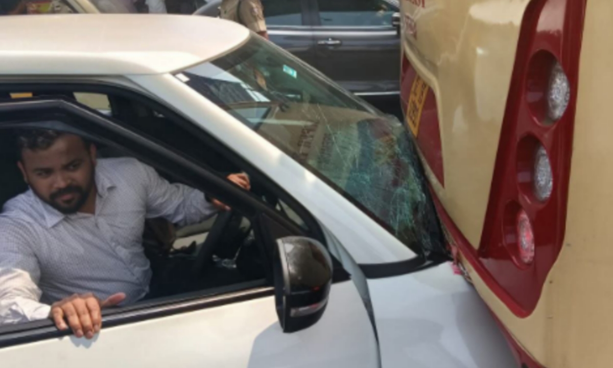 ആലുവ ദേശീയ പാതയിൽ കെ.എസ്.ആർ.ടി.സി. ബസ്സും കാറും കൂട്ടിയിടിച്ചു