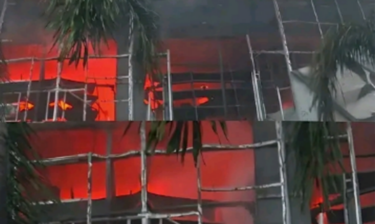 കോഴിക്കോട് നഗരമധ്യത്തിൽ സ്ഥിതി ചെയ്യുന്ന ജയലക്ഷ്മി സിൽക്സ ഷോറൂമിൽ വൻ തീപ്പിടുത്തം