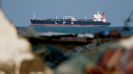 40,000 മെട്രിക് ടൺ LPG-യുമായി ഇന്ത്യൻ കപ്പൽ ഹോർമുസ് കടക്കുന്നു; അകമ്പടി സേവിച്ച് നാവിക സേന