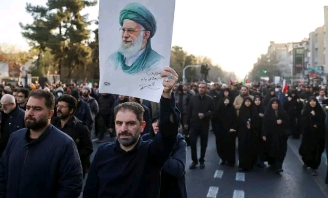 പ്രതികാരം ഉടൻ’ ; മുന്നറിയിപ്പുമായി ഇറാൻ ;  ഖമനെയിയുടെ മരണ വാർത്ത പുറത്തുവന്നതിന് പിന്നാലെ ഇറാനിൽ തെരുവിലിറങ്ങി ജനക്കൂട്ടം