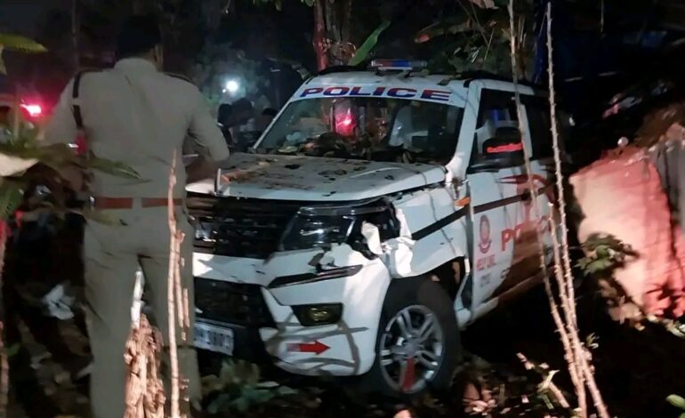നൈറ്റ് പെട്രോളിങ്ങിനിടെ പോലീസ് ജീപ്പ് മരത്തിൽ ഇടിച്ച് മറിഞ്ഞു; എസ്‌.ഐ അടക്കം രണ്ടുപേർക്ക് പരുക്ക്