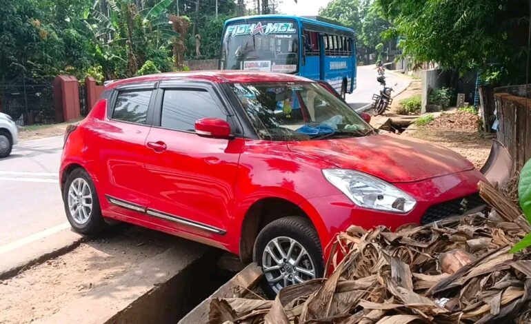 നിയന്ത്രണം വിട്ട കാർ മതിലിൽ  ഇടിച്ചു തകർന്നു:മൂന്ന് പേർക്ക് പരുക്ക്