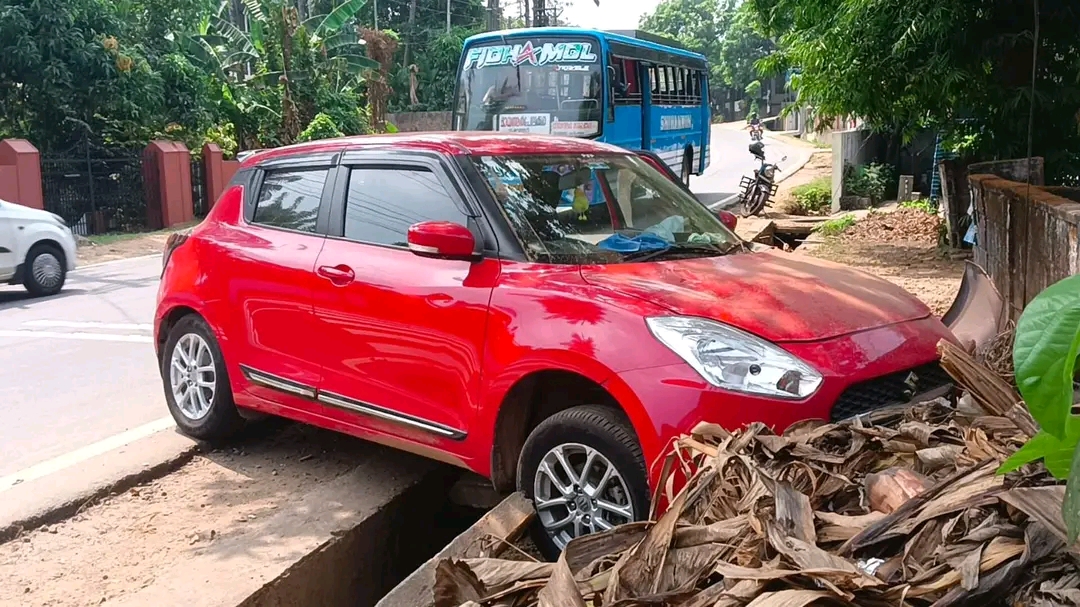 നിയന്ത്രണം വിട്ട കാർ മതിലിൽ  ഇടിച്ചു തകർന്നു:മൂന്ന് പേർക്ക് പരുക്ക്
