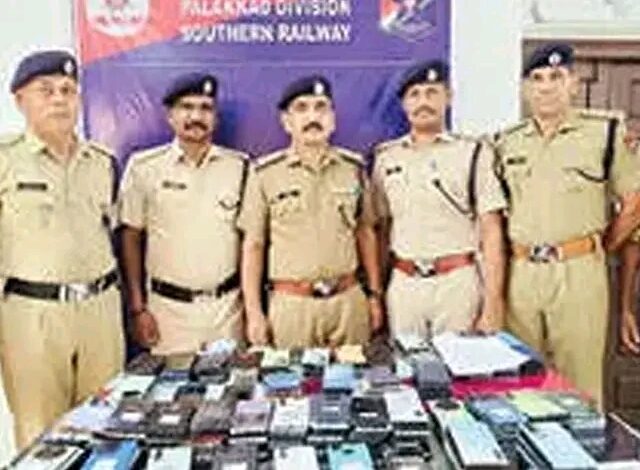 തീവണ്ടിയിൽ കടത്തുകയായിരുന്ന 201 മൊബൈൽ ഫോണുകൾ പിടിച്ചു