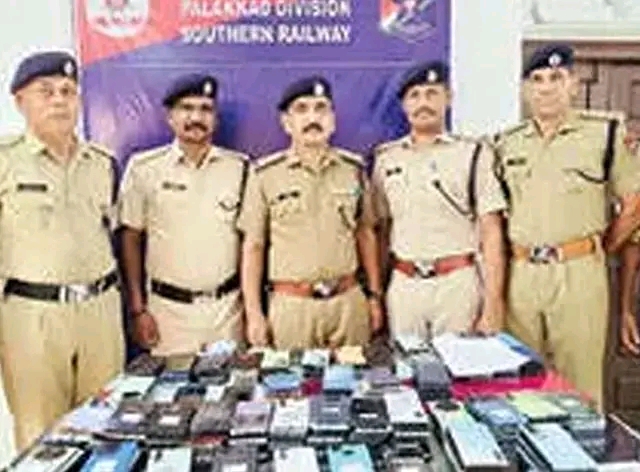 തീവണ്ടിയിൽ കടത്തുകയായിരുന്ന 201 മൊബൈൽ ഫോണുകൾ പിടിച്ചു