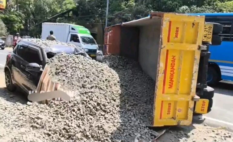 ഗുരുവായൂർ മമ്മിയൂരിൽ ടിപ്പർ ലോറി നിയന്ത്രണം വിട്ട് കാറിന് മുകളിലേക്ക് മറിഞ്ഞു; ഡ്രൈവർക്ക് പരിക്ക്