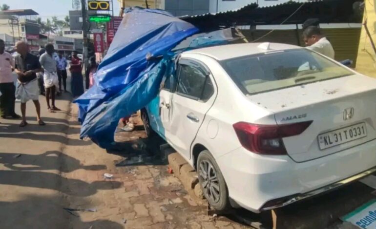 ചങ്ങനാശേരിയിൽ  കാർ റോഡരികിലെ തട്ടുകടയിലേയ്ക്ക് ഇടിച്ചു കയറി :ജീവനക്കാരന് പരുക്ക്