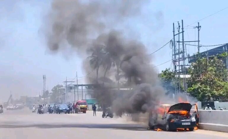 പുക ഉയർന്നുടനെ പുറത്തിറങ്ങി; പുന്നപ്രയിൽ ഓടിക്കൊണ്ടിരുന്ന കാർ കത്തിയമർന്നു, ദമ്പതികൾ സുരക്ഷിതർ
