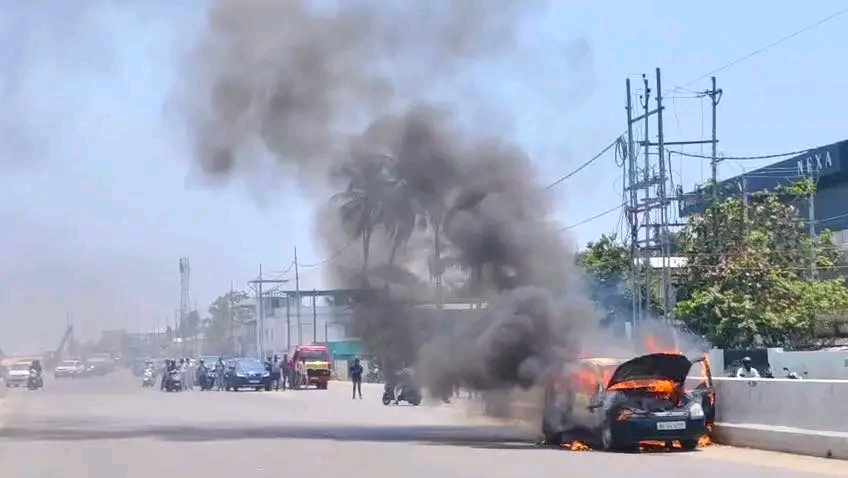 പുക ഉയർന്നുടനെ പുറത്തിറങ്ങി; പുന്നപ്രയിൽ ഓടിക്കൊണ്ടിരുന്ന കാർ കത്തിയമർന്നു, ദമ്പതികൾ സുരക്ഷിതർ