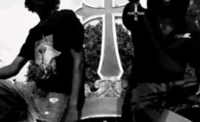 ശവക്കല്ലറ മുകളിൽ ലഹരി ഉപയോഗം; റീൽസ് വൈറൽ :നാല് യുവാക്കൾക്കെതിരെ കേസ്