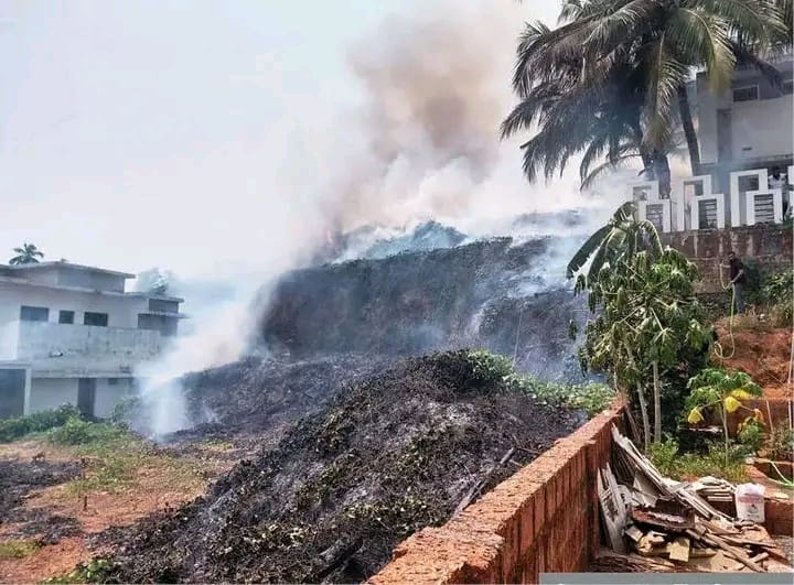 ഇരിക്കൂർ നിലാമുറ്റം മഖാം ജുമാമസ്ജിദ് പരിസരത്ത് വൻ തീപിടിത്തം