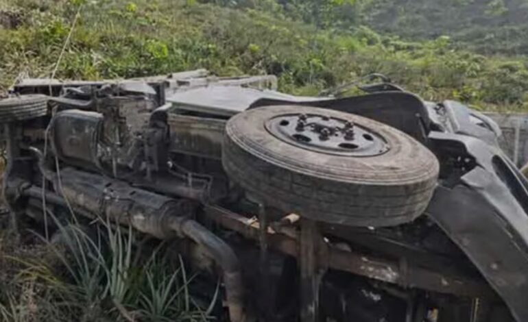 മുണ്ടക്കയത്ത് പിക്കപ്പ് വാൻ കൊക്കയിലേക്ക് മറിഞ്ഞു :രണ്ടുപേർക്ക് പരുക്ക്