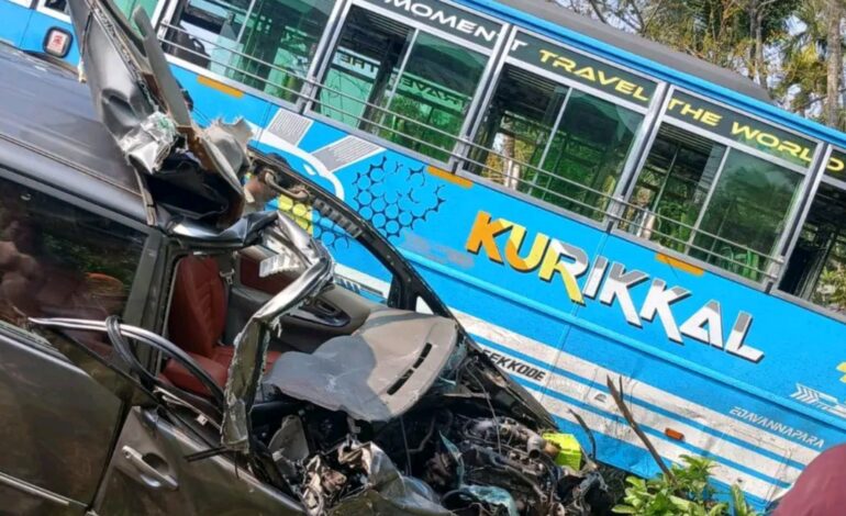 അരീക്കോട്  ബസ്സും  കാറും കൂട്ടി ഇടിച്ച് അപകടംകാറിലുള്ളവർക്ക് ഗുരുതര പരുക്ക്