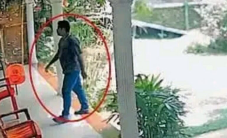 കോളിങ് ബെല്‍ അടിച്ച്‌ ആളില്ലെന്ന് ഉറപ്പാക്കി; പട്ടാപ്പകല്‍ വീട്ടില്‍ കയറി 12 പവന്റെ സ്വര്‍ണാഭരണം കവര്‍ന്നു