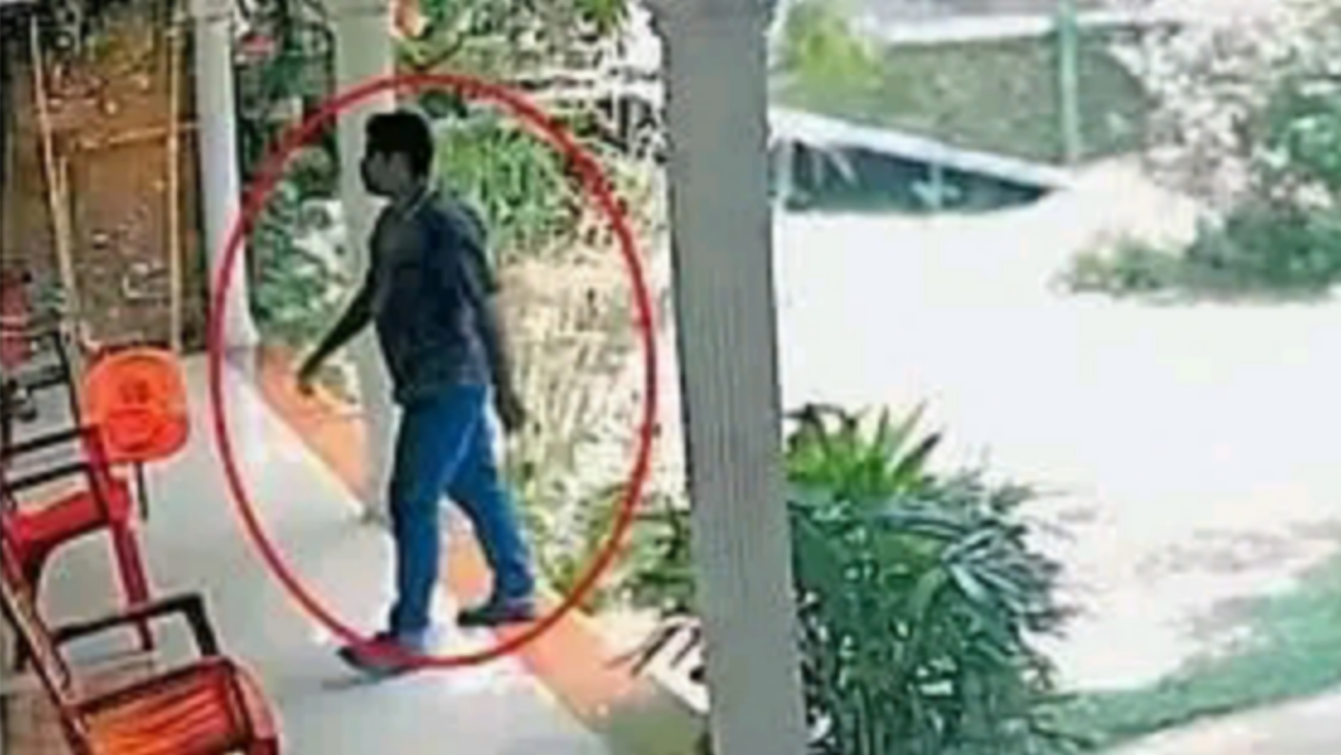 കോളിങ് ബെല്‍ അടിച്ച്‌ ആളില്ലെന്ന് ഉറപ്പാക്കി; പട്ടാപ്പകല്‍ വീട്ടില്‍ കയറി 12 പവന്റെ സ്വര്‍ണാഭരണം കവര്‍ന്നു