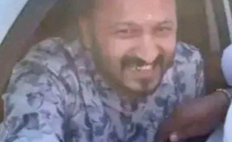 റോഡ് ഷോയ്ക്കിടെ വാഹനത്തില്‍ എത്തിയ രാഹുല്‍പ്രവര്‍ത്തകര്‍ വളഞ്ഞു, പുറത്തിറങ്ങാതെ നീങ്ങി