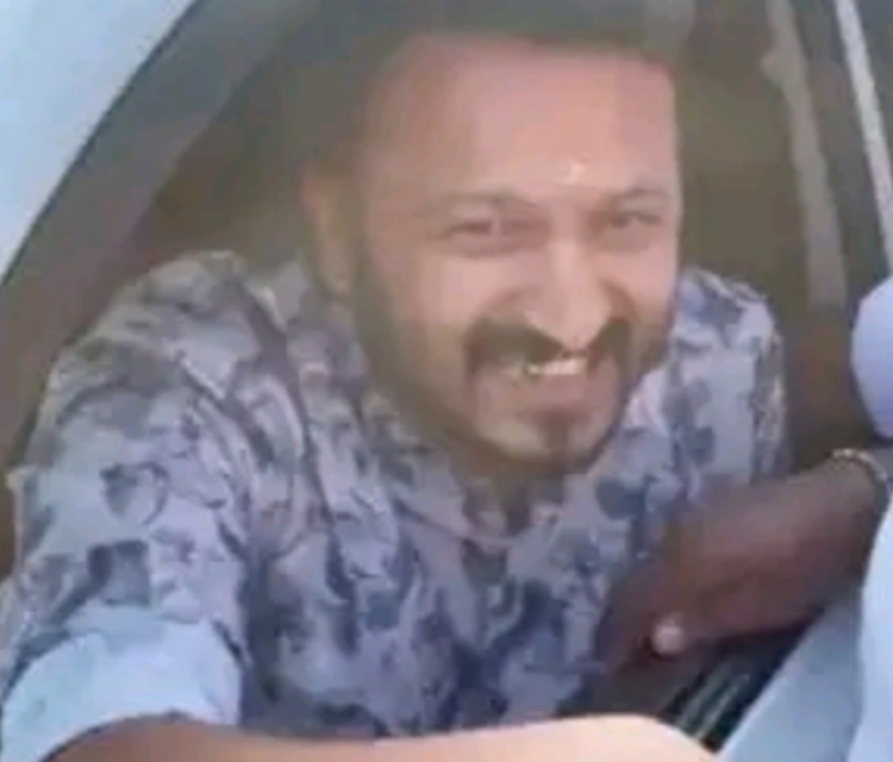 റോഡ് ഷോയ്ക്കിടെ വാഹനത്തില്‍ എത്തിയ രാഹുല്‍പ്രവര്‍ത്തകര്‍ വളഞ്ഞു, പുറത്തിറങ്ങാതെ നീങ്ങി