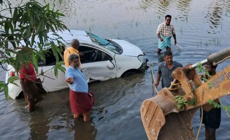 നീയന്ത്രണം വിട്ട കാർ പാടത്തെ വെള്ളക്കെട്ടിൽ വീണു: ഡ്രൈവർക്ക് പരിരുക്ക്