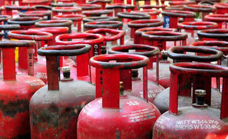 14.2 കിലോയുടെ സിലിണ്ടറിൽ 10 കിലോ മാത്രം നിറയ്ക്കും’; രാജ്യത്ത് ഗാർഹിക സിലണ്ടറിന്റെ അളവ് കുറയ്ക്കുന്നത് പരിഗണനയിൽ